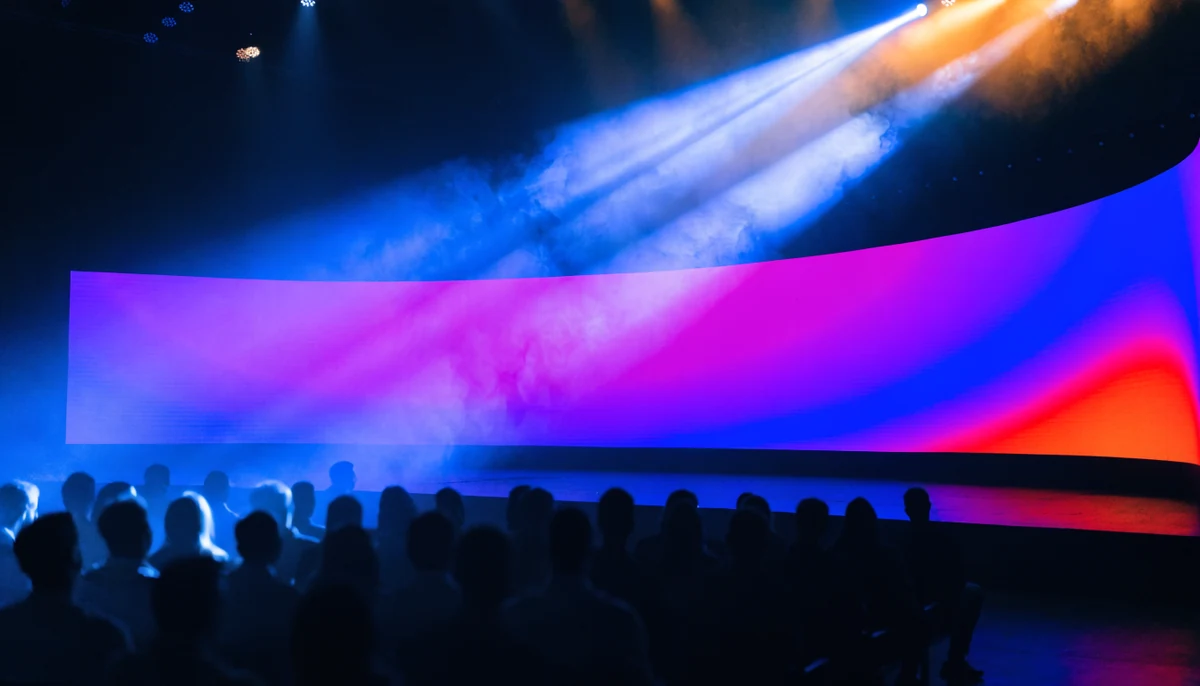 Scène de conférence et grand écran LED devant un public